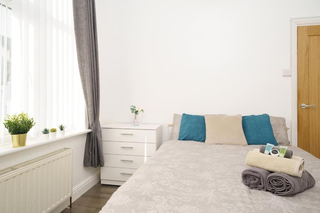 Beautiful 4 Bed Immaculate Condition Refurbished Property Romford Exterior foto