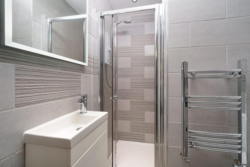 Beautiful 4 Bed Immaculate Condition Refurbished Property Romford Exterior foto