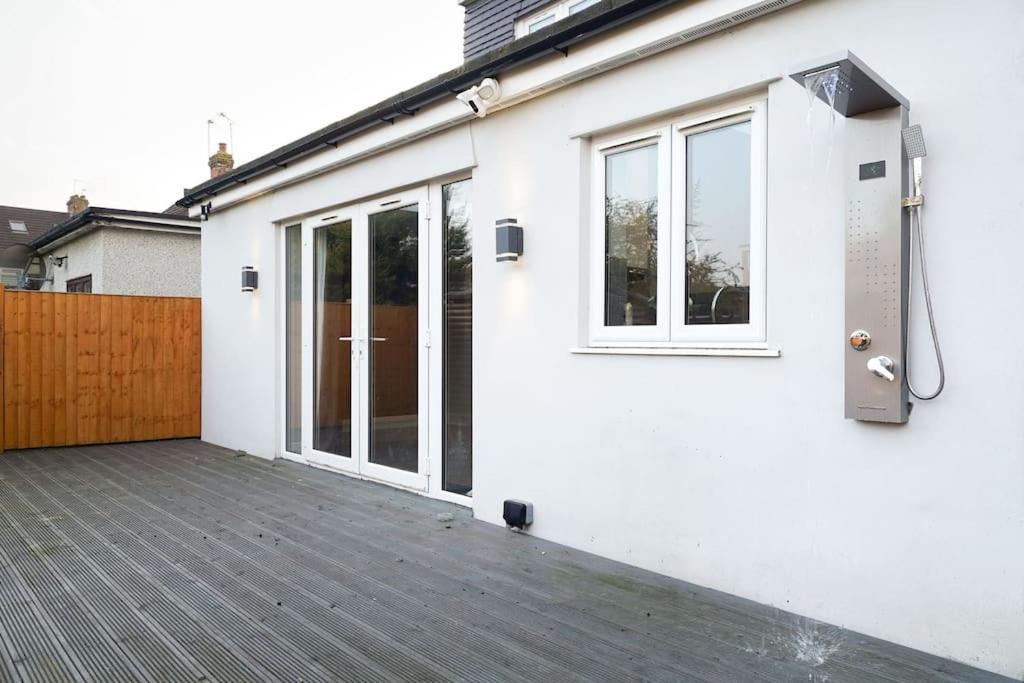 Beautiful 4 Bed Immaculate Condition Refurbished Property Romford Exterior foto