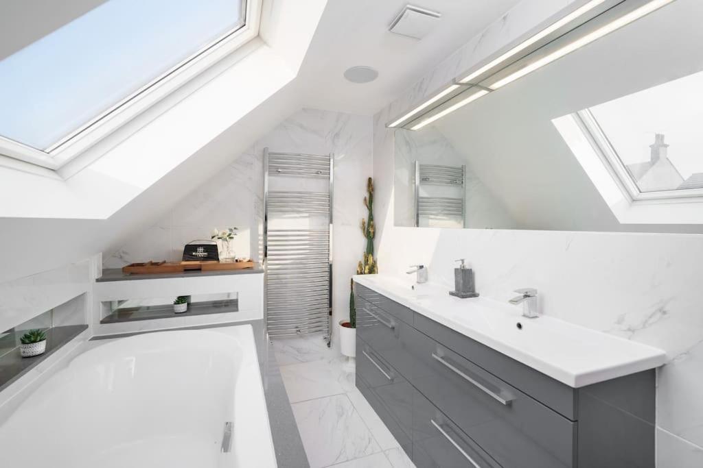 Beautiful 4 Bed Immaculate Condition Refurbished Property Romford Exterior foto